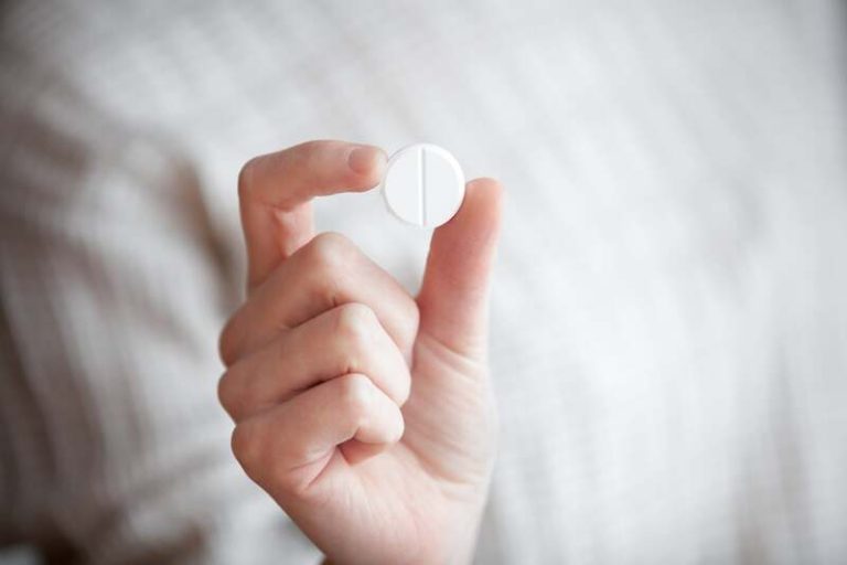 Une femme qui prend de l'aspirine depuis des années pour protéger son coeur d'éventuelles maladies cardiovasculaires.