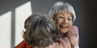 Maladie d’Alzheimer : pourquoi les malades oublient leurs proches ? Une femme, atteinte d'Alzheimer, qui ne reconnaît plus vraiment ses proches.