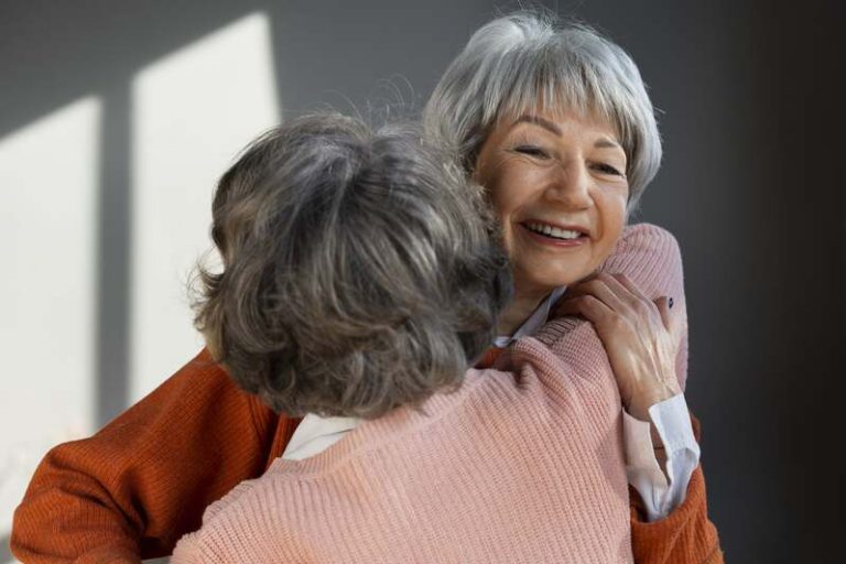 Une femme, atteinte d'Alzheimer, qui ne reconnaît plus vraiment ses proches.