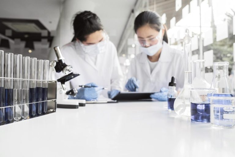 Deux chercheuses chinoises qui ont participé aux recherches sur les causes de la maladie de Charcot.