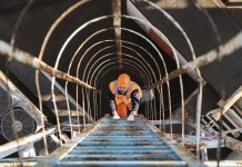 Malaise, surcharge, précarité : pourquoi meurt-on au travail ? Un homme qui travaille dans un endroit dangereux.