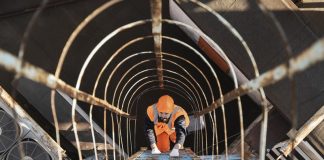 Malaise, surcharge, précarité : pourquoi meurt-on au travail ? Un homme qui travaille dans un endroit dangereux.