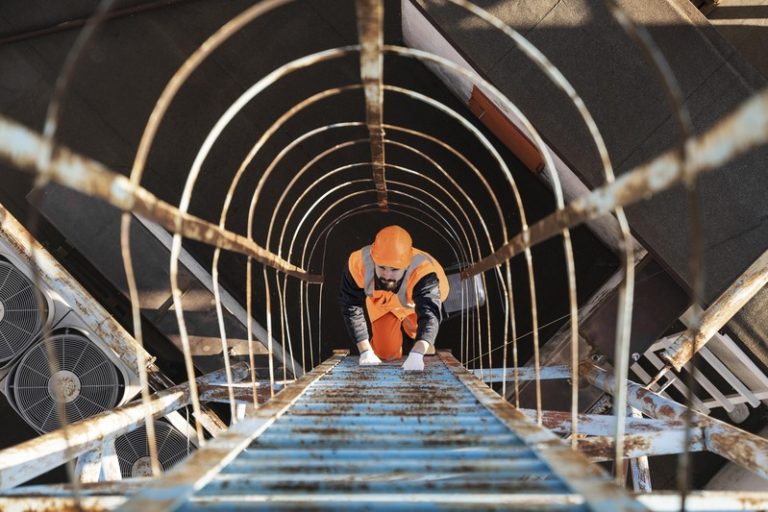 Un homme qui travaille dans un endroit dangereux.