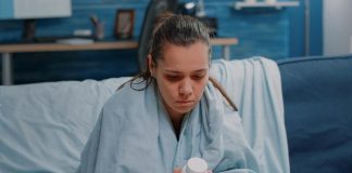 Mélatonine : pourquoi une supplémentation prolongée peut devenir risquée ? Une femme qui a du mal à dormir et qui hésite à prendre de la mélatonine en gélule.