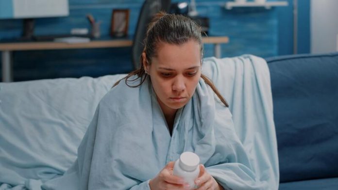 Mélatonine pourquoi une supplémentation prolongée peut devenir risquée Ma Santé Une femme qui a du mal à dormir et qui hésite à prendre de la mélatonine en gélule.