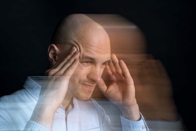 Un homme qui fait beaucoup de crises de migraine sans savoir pourquoi.
