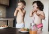 deux enfants qui ne mangent pas de légumes et préfèrent les pâtes.