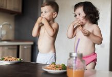 deux enfants qui ne mangent pas de légumes et préfèrent les pâtes.