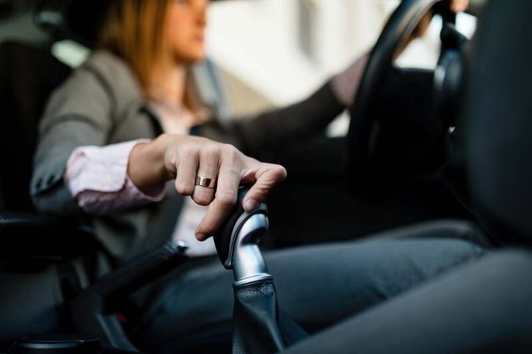 Une femme en train de conduire après avoir passé son contrôle médical obligatoire.
