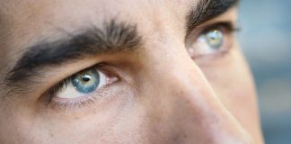 Perte soudaine de la vision : comment reconnaître un AVC oculaire ? Un homme qui souffre d'une perte soudaine de la vision et qui se demande si ce n'est pas un AVC oculaire.