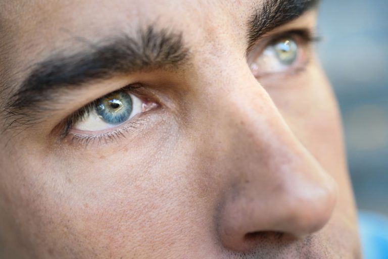 Un homme qui souffre d'une perte soudaine de la vision et qui se demande si ce n'est pas un AVC oculaire.