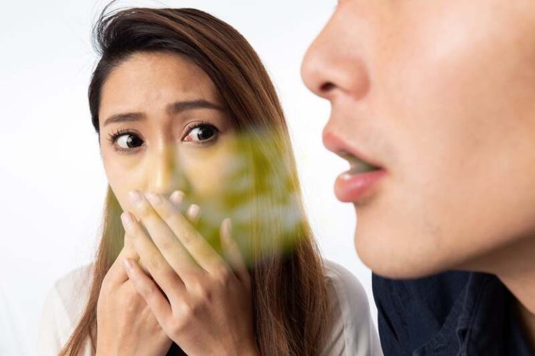 Une femme qui ne supporte plus la mauvaise haline du matin de son copain.