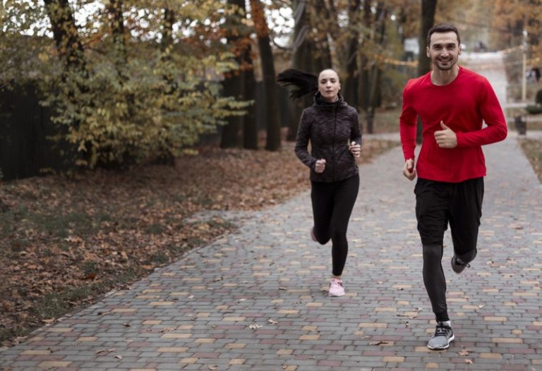 Un homme et une femme en train de courir pour entretenir leur coeur.