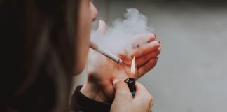 Tabac: pourquoi les femmes ont plus de difficultés que les hommes à arrêter de fumer ? Une femme qui fume et qui a plus de mal que les hommes à arrêter de fumer.