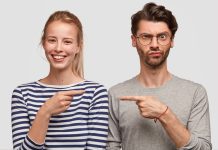 Mais pourquoi les femmes vivent-elles plus longtemps que les hommes ? Un homme et une femme qui se demandent qui vivra le plus longtemps.