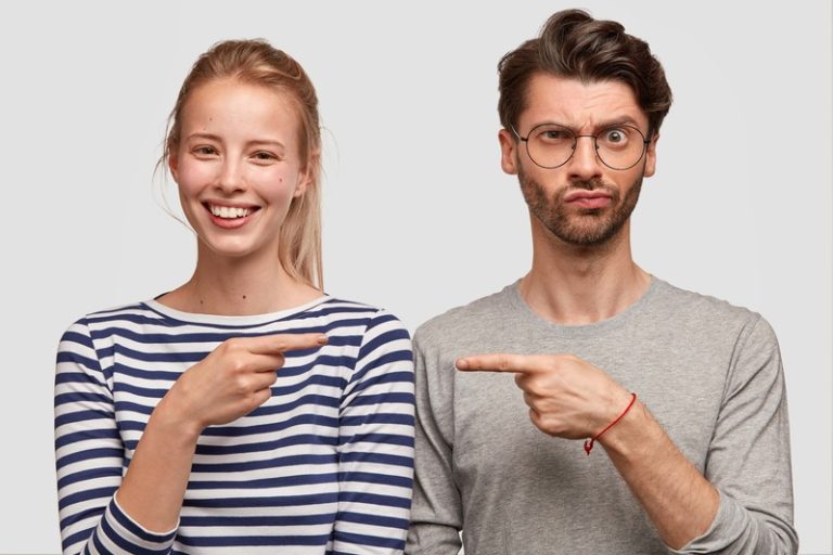 Un homme et une femme qui se demandent qui vivra le plus longtemps.