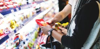 Pourquoi mange-t-on autant d’aliments ultra-transformés ? Un couple qui fait les courses et remplit son panier de produits ultra transformés sans même s'en rendre compte.