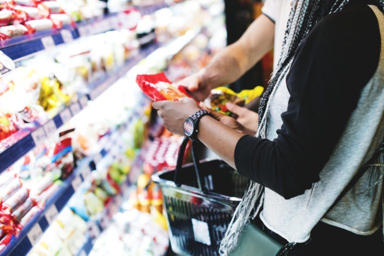 Un couple qui fait les courses et remplit son panier de produits ultra transformés sans même s'en rendre compte.