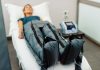 Se muscler par électrostimulation : ça marche… ou pas ? Une femme avec une combinaison pleine d'électrodes, qui teste l'électrostimulation.