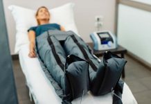 Se muscler par électrostimulation : ça marche… ou pas ? Une femme avec une combinaison pleine d'électrodes, qui teste l'électrostimulation.