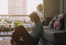 Solitude : un “défaut” mal vu… ou le signe d’un QI élevé ? Une femme qui aime la solitude parce qu'elle présente un haut potentiel intellectuel.