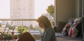 Solitude : un “défaut” mal vu… ou le signe d’un QI élevé ? Une femme qui aime la solitude parce qu'elle présente un haut potentiel intellectuel.