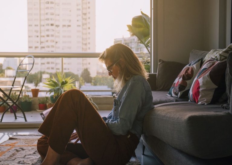 Une femme qui aime la solitude parce qu'elle présente un haut potentiel intellectuel.
