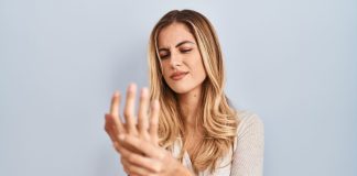 Tendinite de Quervain : combien de temps pour guérir et que faire pour retrouver un pouce fonctionnel ? Une femme qui se plaint d'une tendinite de Quervain, du pouce, depuis quelques semaines.