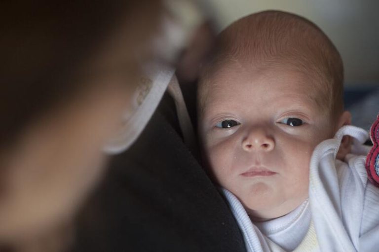 Un bébé atteint d'une trouble du développement à cause de la Dépakine que son père a prise.