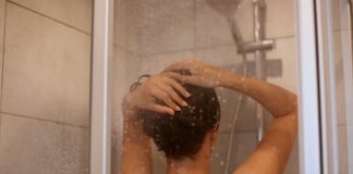 Douche dans le noir : comment la « dark showering » peut aider à mieux dormir ? Une femme qui prend sa douche dans la pénombre.