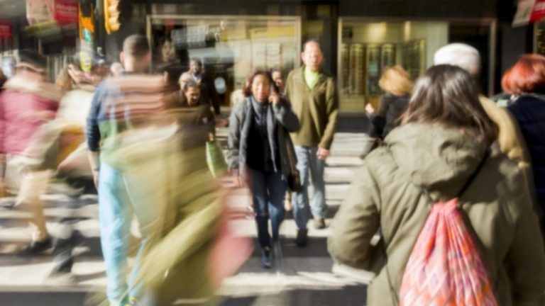 Une foule de gens dans la rue appréhende l'épidémie de grippe avec l'arrivée du nouveau variant.