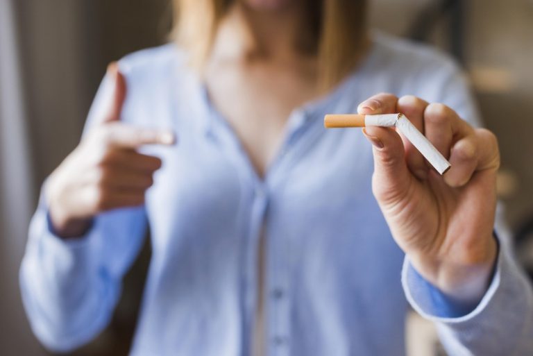 Une femme qui a décidé d'arrêter de fumer pour retrouver le plein potentiel de son cerveau.