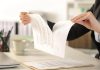 Résilier sa mutuelle : 4 erreurs à éviter absolument Une personne résilie son contrat de couverture santé.