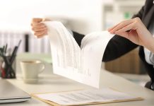 Résilier sa mutuelle : 4 erreurs à éviter absolument Une personne résilie son contrat de couverture santé.