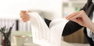 Résilier sa mutuelle : 4 erreurs à éviter absolument Une personne résilie son contrat de couverture santé.