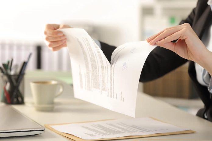 contrat mutuelle resilier Une personne résilie son contrat de couverture santé.