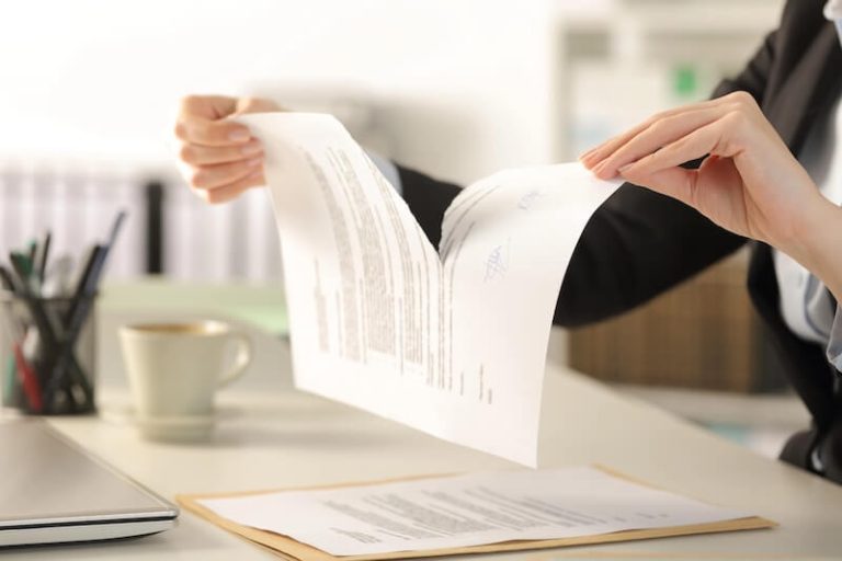 Une personne résilie son contrat de couverture santé.
