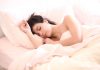 Le magnésium : pourquoi on en a tous besoin pour combattre le stress et favoriser un bon sommeil ? Une femme en plein sommeil après une cure de magnesium