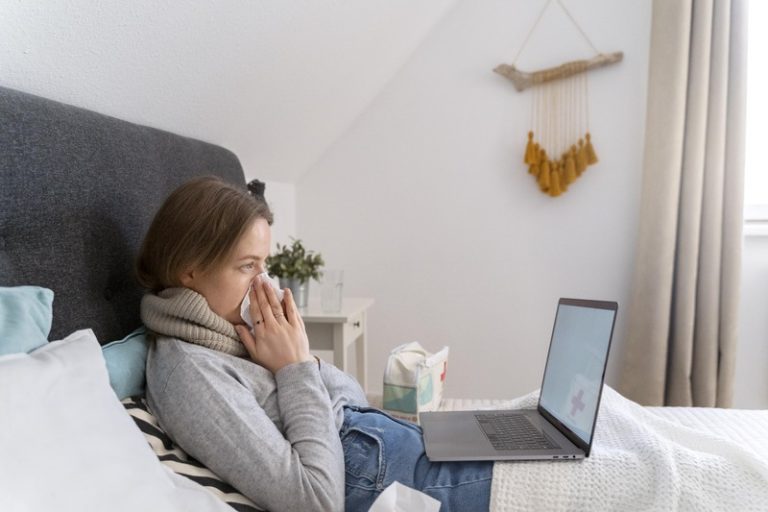 Une salariée malade à qui son médecin a prescrit une journée de télétravail plutôt qu’un arrêt maladie.