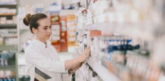Nouveaux médicaments en libre accès : de l’automédication… mais à quel prix ? Une pharmacienne qui met en place les nouveaux médicaments désormais en libre accès.