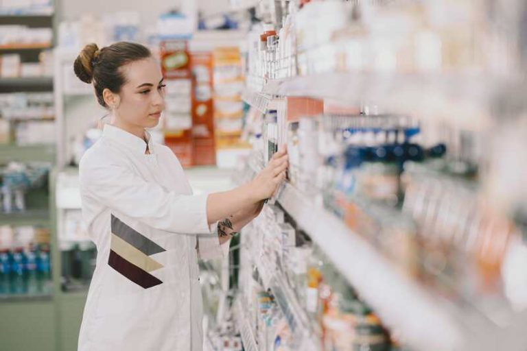Une pharmacienne qui met en place les nouveaux médicaments désormais en libre accès.