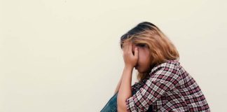 Blues de la vulnérabilité : vous avez peur de vous confier ? Une jeune fille quia peur de son confier et qui souffre du blues de la vulnérabilité.