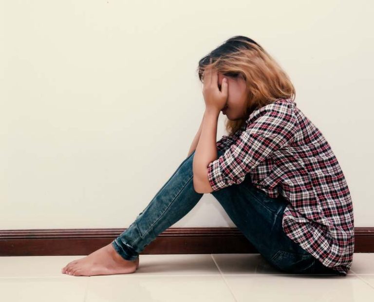 Une jeune fille quia peur de son confier et qui souffre du blues de la vulnérabilité.