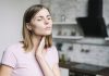 Boule dans le cou : est-ce que c’est forcément grave ? Une femme qui se plaint d'une boule dans le cou.