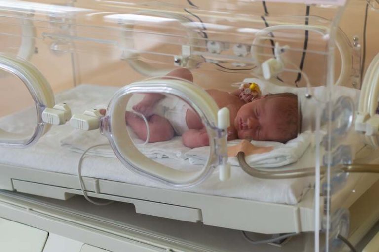 Un des 16 bébés atteints de bronchiolite qui ont subi un transfert hors de Paris, en Île-de-France.