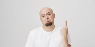 Cancer de la prostate : et si on chassait les idées reçues ? Un homme inquiet du toucher rectal proposé en dépistage du cancer de la prostate.
