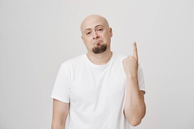 Un homme inquiet du toucher rectal proposé en dépistage du cancer de la prostate.
