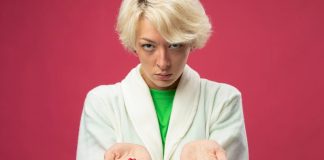 Antalgiques ou anti-inflammatoires : quelle différence pour soulager la douleur ? Une jeune femme incapable de faire la différence entre antalgique et anti-inflammatoire.