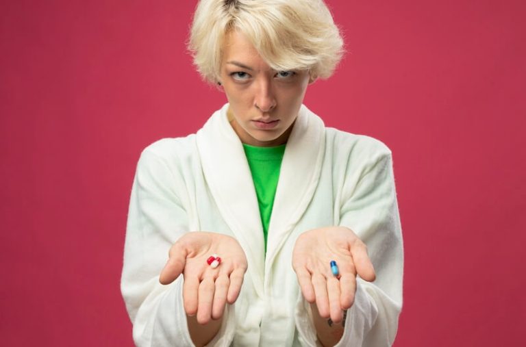 Une jeune femme incapable de faire la différence entre antalgique et anti-inflammatoire.