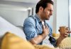 Douleur au sternum : est-ce que c’est grave ? Un jeune homme qui se plaint d'une douleur au sternum, sans en connaître la cause.
